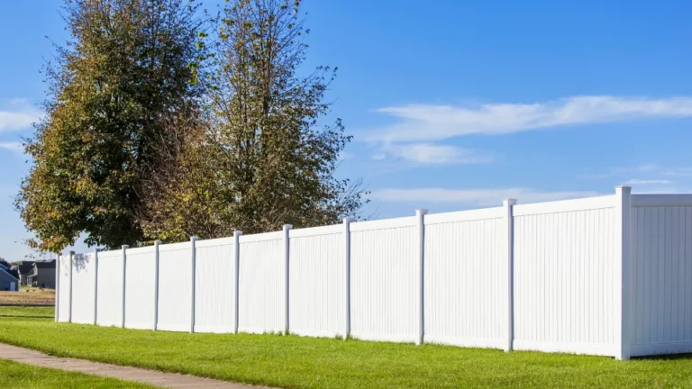 modern horizontal vinyl fence