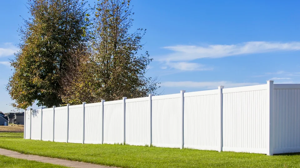 modern horizontal vinyl fence